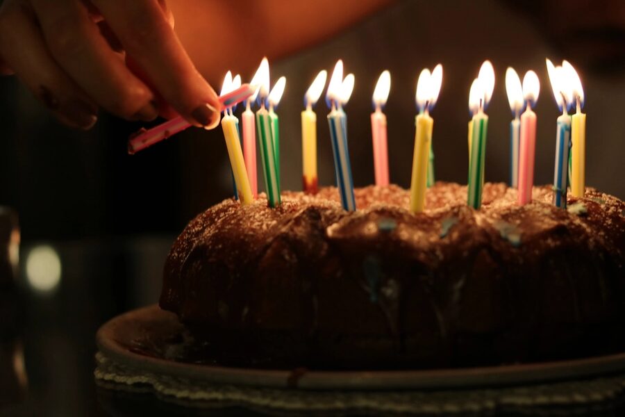 Encendiendo las velas del pastel